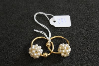 une paire de boucles d'oreilles créoles en perles et or, avec son étiquette de prix