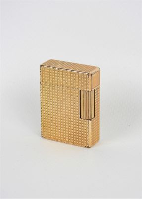 l'image d'un briquet doré posé sur une surface blanche