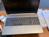 un ordinateur portable posé sur un bureau en bois