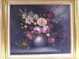 une peinture de fleurs dans un vase sur une table