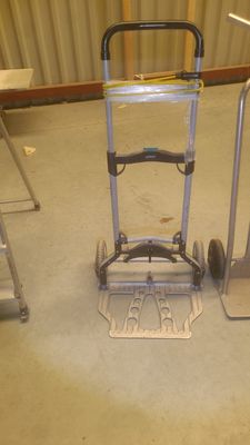 un diable et un chariot au milieu d'une pièce