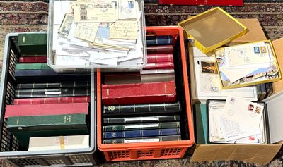 Dans deux caisses : Un lot important de + 30 albums, 5 boite…