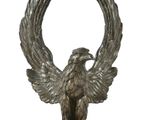 une image représentant une statue d'aigle sur un socle