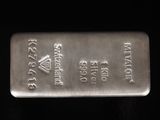un gros plan d'un lingot d'argent sur fond noir