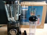 un mixeur posé sur une table à côté d'une boîte