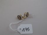 une étiquette sur laquelle est représentée une paire de boucles d'oreilles