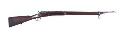 un vieux fusil avec un canon en bois sur fond blanc