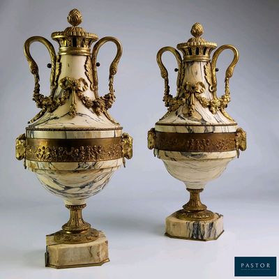 deux vases posés côte à côte sur une table