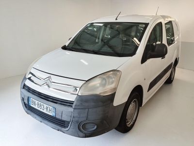 une camionnette blanche garée dans une pièce blanche