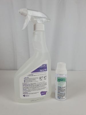 une bouteille de produit nettoyant à côté d'une bouteille de liquide sur une table