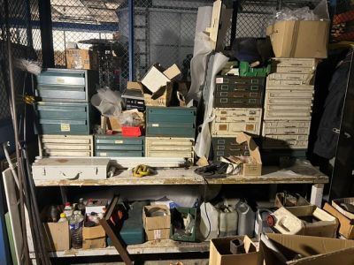 plein de cartons, les uns à côté des autres, sur une étagère dans une pièce