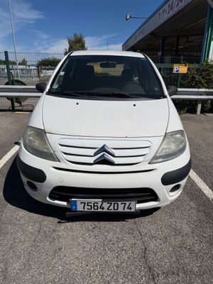 la petite voiture blanche est garée dans le parking
