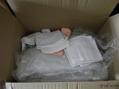 une boîte en carton remplie d'une pile de serviettes pliées
