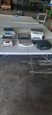 une table sur laquelle se trouvent de nombreux appareils électroniques
