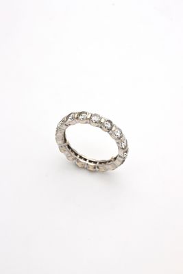gros plan d'une bague en diamant sur une surface blanche