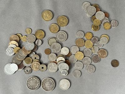 beaucoup de pièces qui sont sur la table