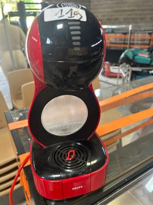 une cafetière posée sur une table en verre