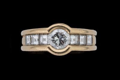 un gros plan d'une bague en diamant ornée de diamants taille baguette