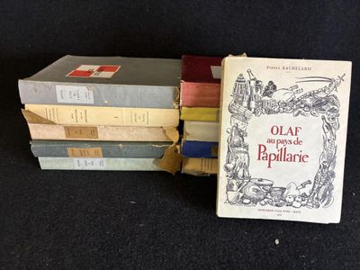 plusieurs livres sont empilés sur une surface noire