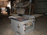 a picture of a machine that is sitting in a garage