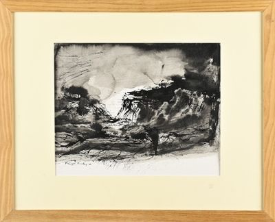 dessin en noir et blanc encadré représentant un paysage de montagne avec une personne solitaire