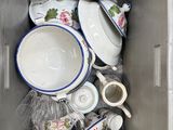 une boîte remplie de vaisselle et de tasses