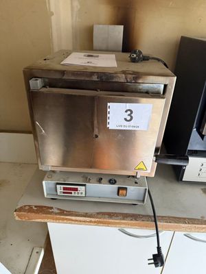 une machine posée sur un comptoir