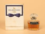 une photo d'un flacon de parfum Balenciaia Dix à côté d'une boîte