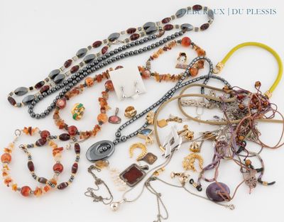 de nombreux types de colliers et de bracelets sur la table