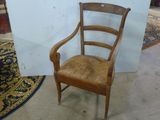 une chaise qui se trouve dans le coin d'une pièce