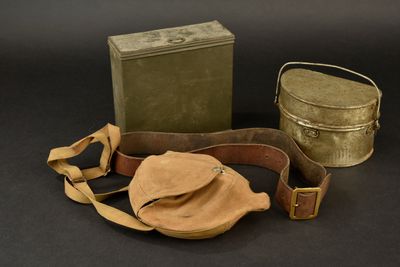 deux sacs et un chapeau posés sur une table