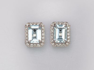 Paire de boucles d'oreilles en or gris 750°/°° (18K), sertie…