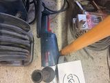 une photo montrant un tas d'outils posés par terre
