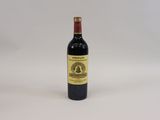 la bouteille de vin est posée sur une surface blanche