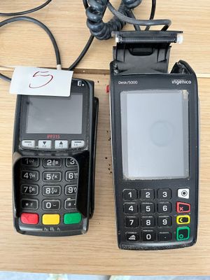 deux téléphones portables posés l'un à côté de l'autre sur une table