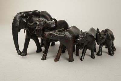 un petit groupe d'éléphants qui se tiennent tous ensemble