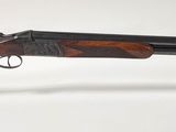 un gros plan d'un fusil accroché au mur avec de l'acrylique, de l'acrylique, de l'acrylique, de l'acrylique, de l'acrylique, de l'acrylique, de l'acrylique