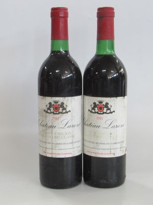 deux bouteilles de vin rouge posées l'une à côté de l'autre sur une table