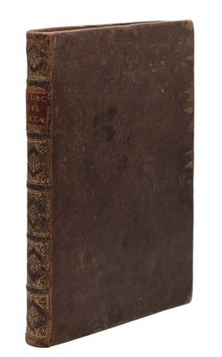 un vieux livre posé sur une table à côté d'un fond blanc