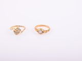 une paire de bagues en or serties de diamants
