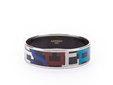 gros plan d'un bracelet sur fond blanc