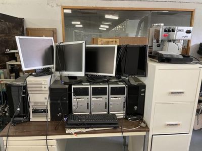 un bureau sur lequel se trouvent tout un tas de matériel informatique
