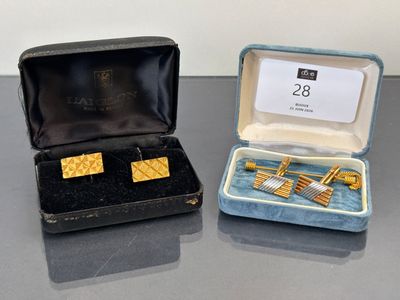 deux paires de boutons de manchette dans un étui posé sur une table
