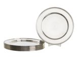 un gros plan d'une assiette en argent et d'une assiette en argent sur fond blanc