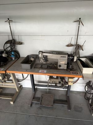 une machine à coudre posée sur une table dans un garage