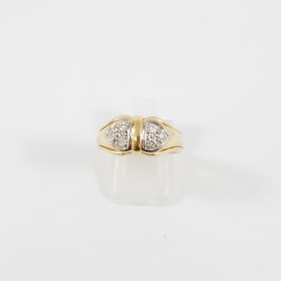 une bague en or jaune sertie de deux diamants
