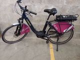 un vélo garé dans un parking
