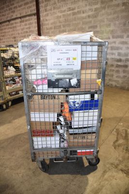 un chariot chargé de plusieurs cartons dans un entrepôt