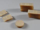 quatre morceaux de savon empilés les uns sur les autres sur une table