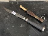 un couteau et un porte-couteau sur une table